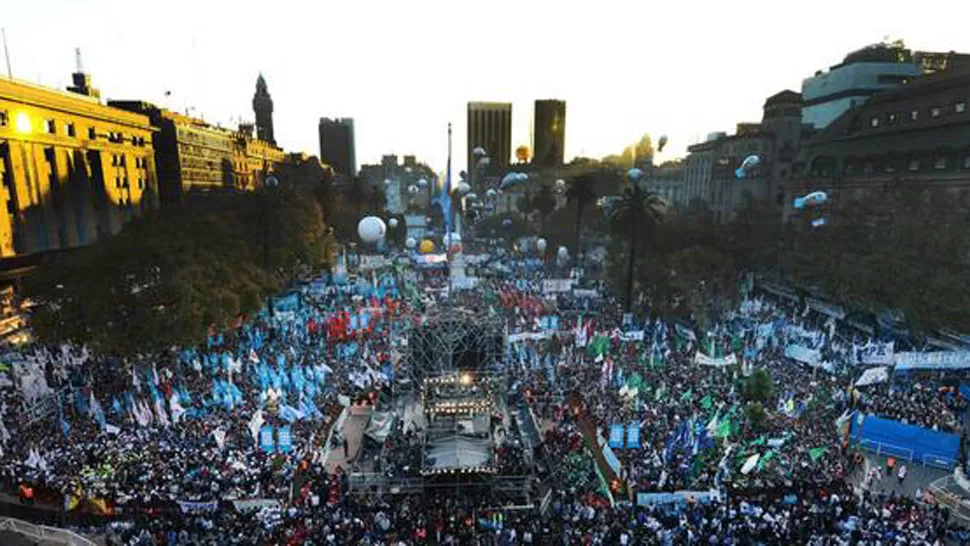 PLAZA LLENA. La foto que twiteó Cristina. TOMADA DE @CFKArgentina