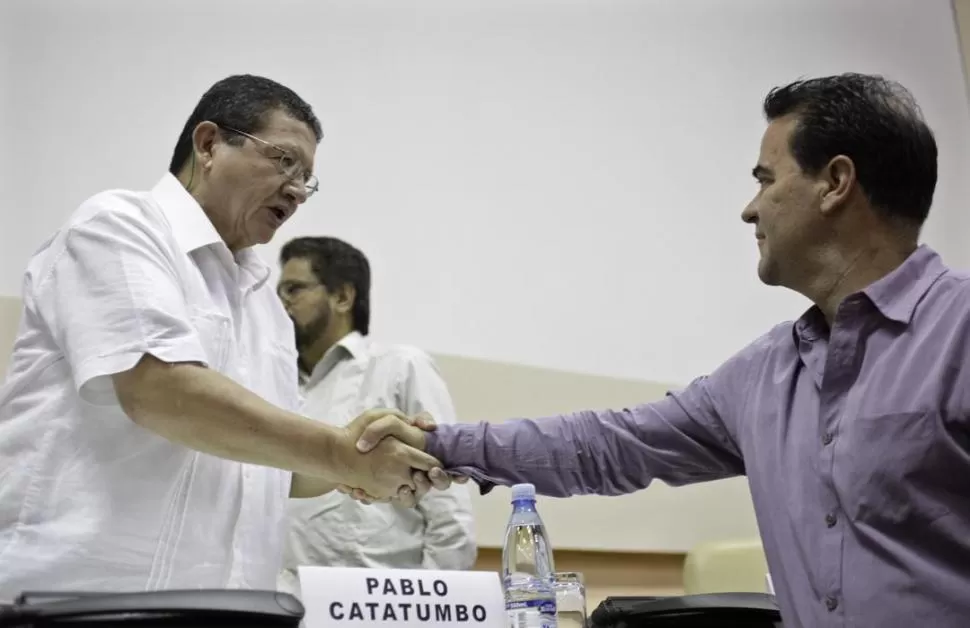 SELLARON EL PACTO. Pablo Catatumbo, negociador de las Farc (izquierda) y  Frank Pearl, el hombre de Santos. REUTERS