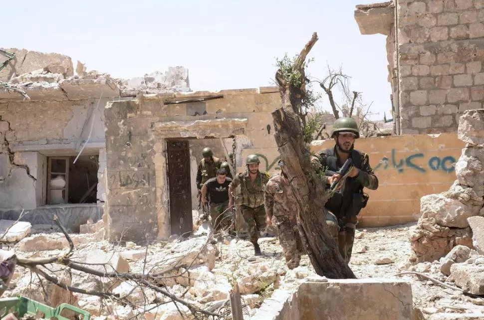 PROVINCIA DE ALEPPO. Soldados del régimen sirio tratan de neutralizar un bastión de las fuerzas rebeldes, en el pueblo de Dahra Abd Rabbo. REUTERS
