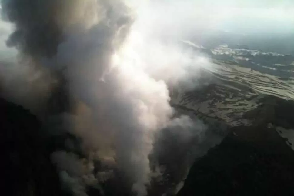 DESDE EL AIRE. Bomberos de Chile sobrevoló el volcán junto a otras autoridades. GENTILEZA DE @BOMBEROSDECHILE