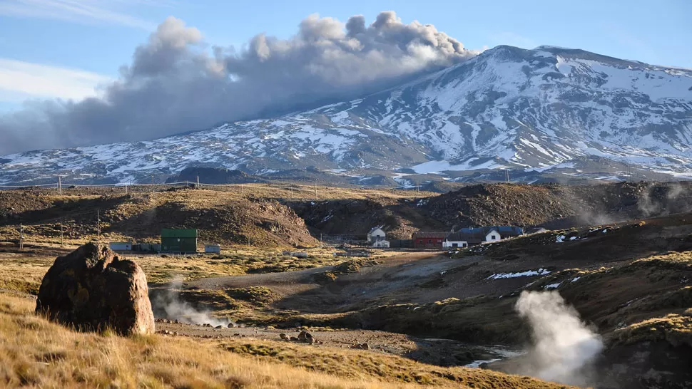 ERUPCIÓN INMINENTE. Aunque el gobernador de Neuquén pidió tranquilidad, un organismo chileno asegura que la actividad del volcán no se detendría. DYN