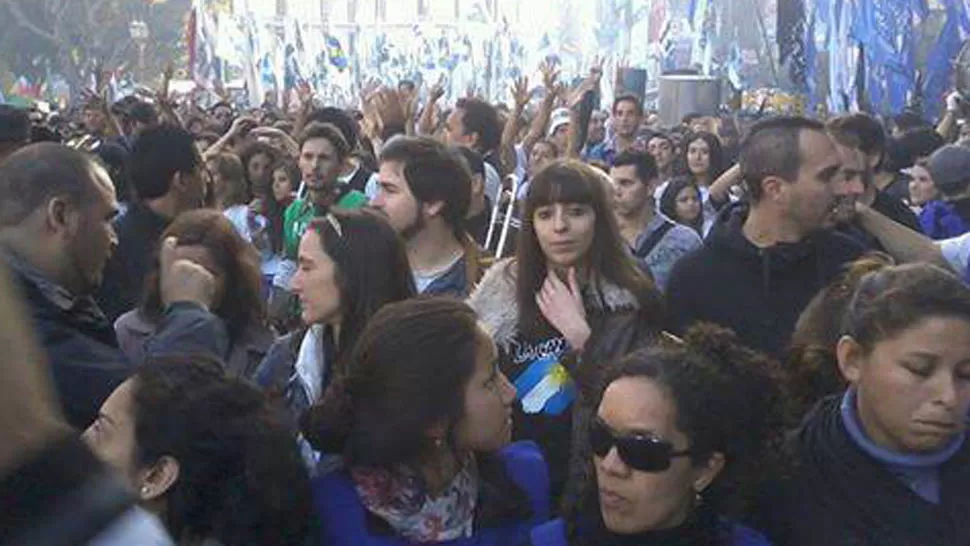 SIN CUSTODIA. La hija de la Presidenta circuló por la Plaza de Mayo, entre la multitud. FOTO TOMADA DE FACEBOOK: GENTE DE A PIE