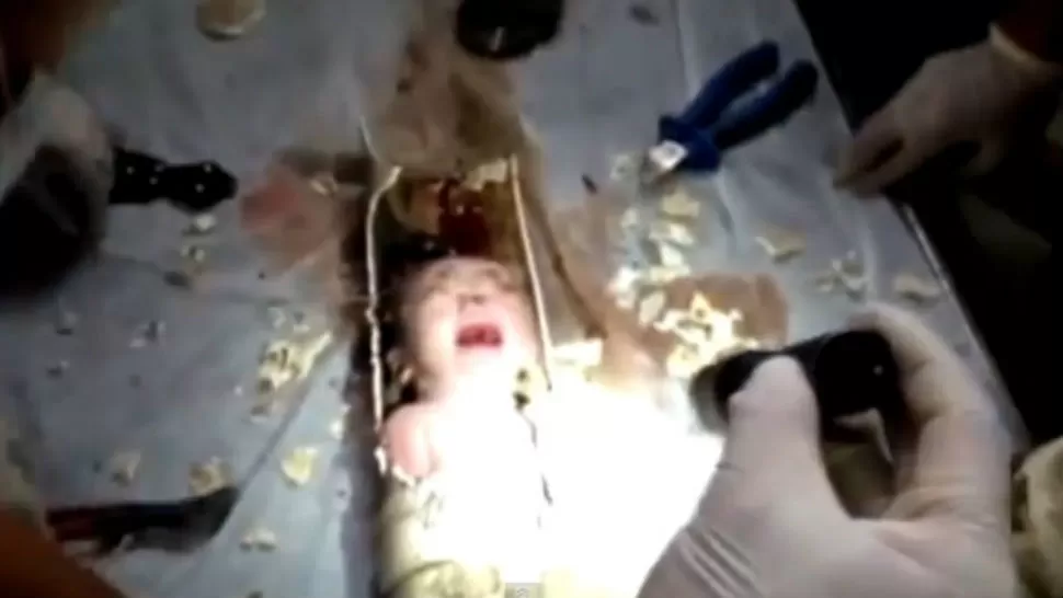 ATRAPADO. un recién nacido fue milagrosamente rescatado de una tubería. CAPTURA DE VIDEO

