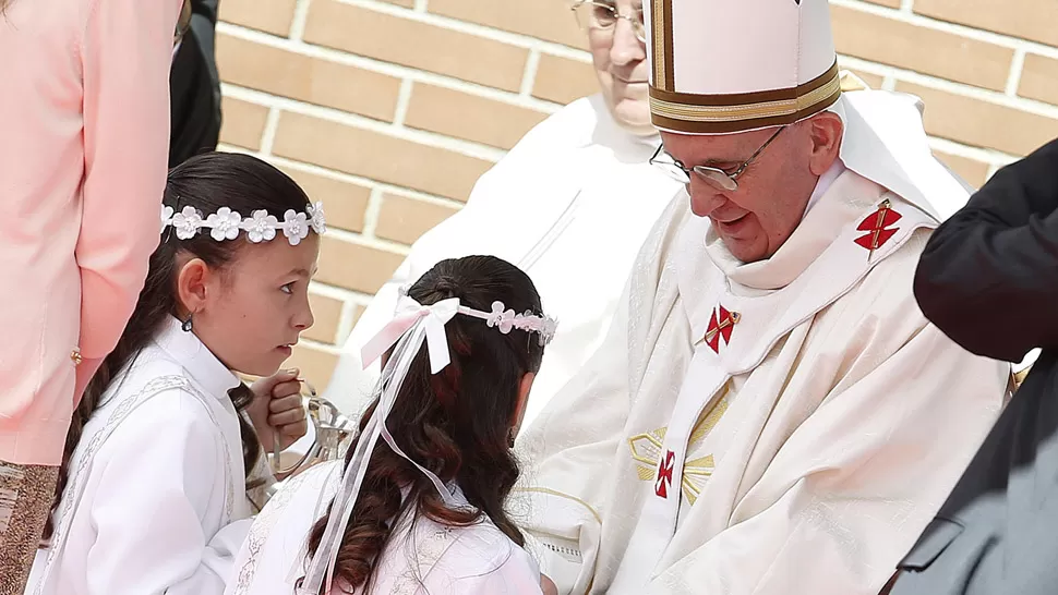 CON LOS NIÑOS. El Papa saluda a un grupo de chicos que asistieron a su misa, en Santa Elizabetta, de Roma. REUTERS