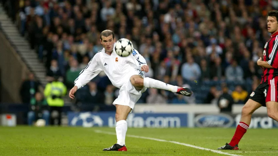GLORIA. Zidane, con esta volea, consiguió la Liga de Campeones de Europa para el Madrid. FOTO TOMADA DE SCARYFOOTBALL.COM