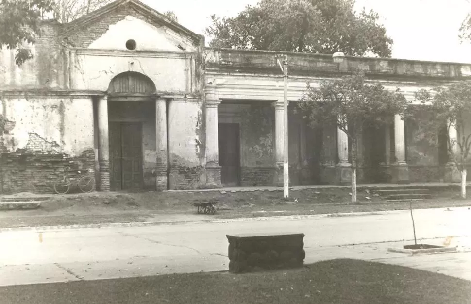 ELISEO CANTÓN. Su casa familiar frente a la plaza, en la entonces villa de Lules, registrada en una fotografía de la década de 1970. LA GACETA / ARCHIVO