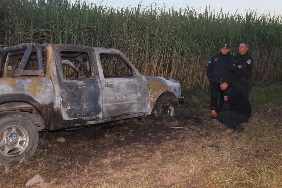DESTRUIDA. La camioneta Ford Ranger quedó inutilizada por las llamas y luego fue trasladada a la comisaría. 