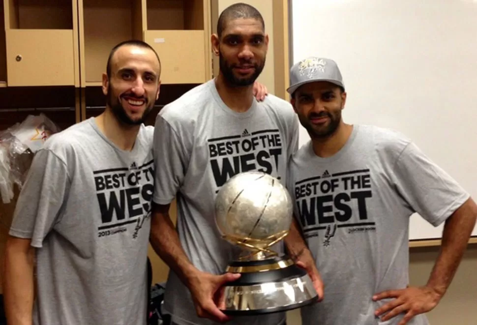 CONTENTOS. Ginóbili, Duncan y Parker, celebrando junto a la copa de campeones del Oeste de la NBA. FOTO TOMADA DE TWITTER.COM/MANUGINOBILI