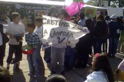 Santiago del Estero: denuncian que un maestro hizo portar banderas de La Cámpora en un acto