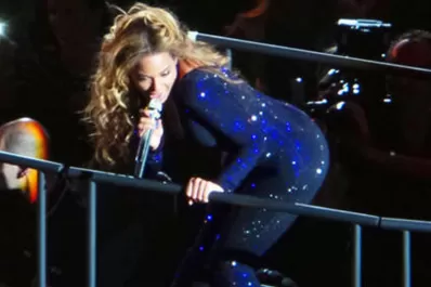 Beyoncé hizo correr a un fan que le tocó la cola