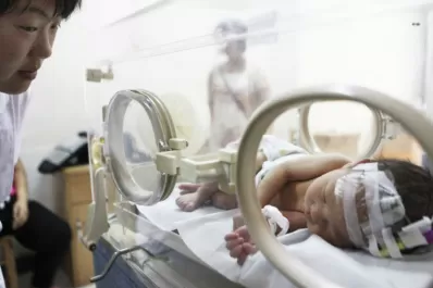 China: afirman que la caída del bebé en un inodoro fue “un accidente”