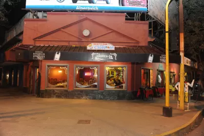 Entraron armados a un bar y les robaron a los clientes
