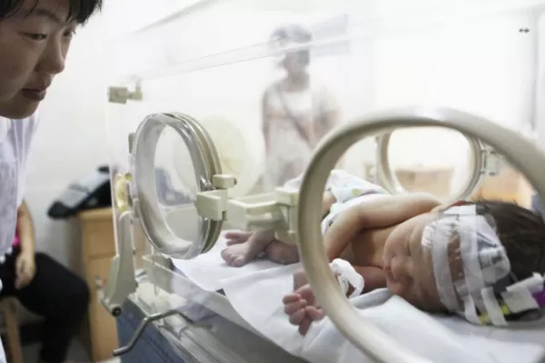 China: afirman que la caída del bebé en un inodoro fue “un accidente”