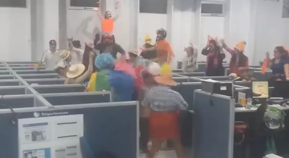 ALOCADOS. Los empleados realizaron el baile dentro del recinto. CAPTURA DE VIDEO