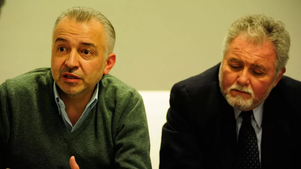 EN LA GACETA. Emilio Graglia (izquierda) expone y César Gallo lo escucha.