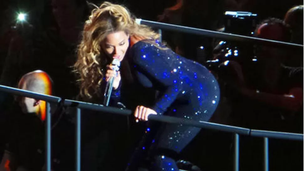 ENOJADA. Beyoncé se molestó con el fan que le tocó la cola y lo hizo sacar del estadio. FOTO TOMADA DE LAPRENSA.HN