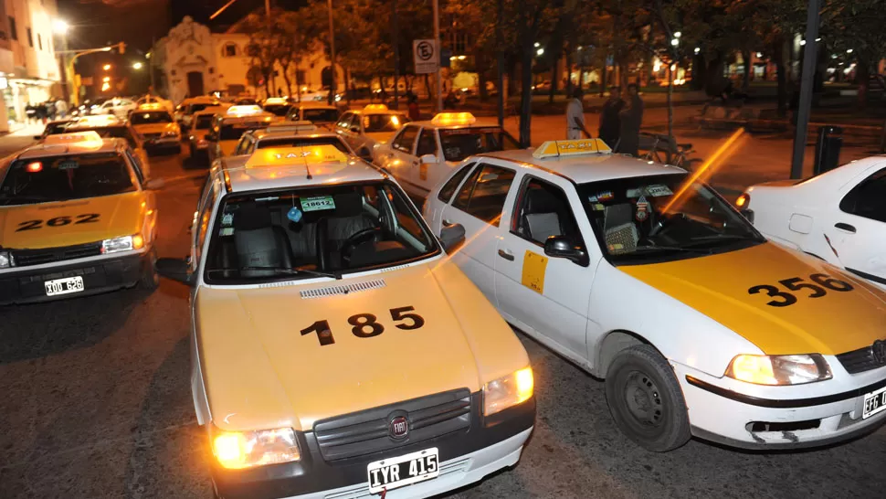 PROTESTA. Los compañeros del taxista reclaman mayor seguridad. LA GACETA/ FOTO DE OSVALDO RIPOLL.