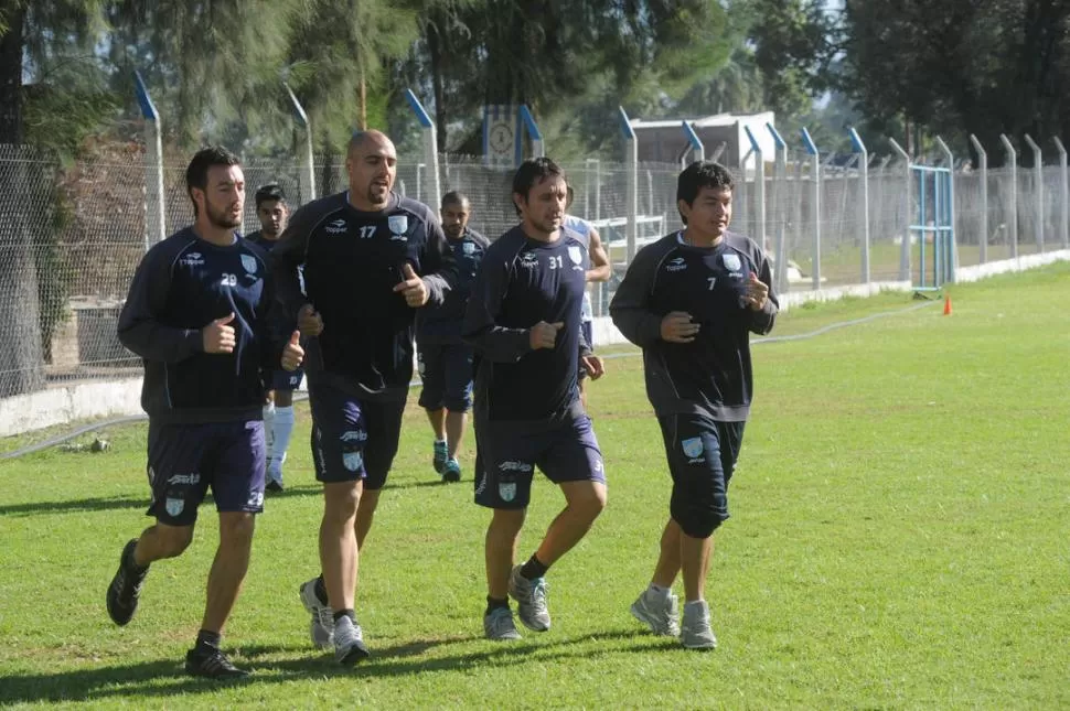 TRABAJOS LIVIANOS. Dutari, Barone, Barrado y Luis Rodríguez trotan durante un entrenamiento que no los exigió demasiado. 