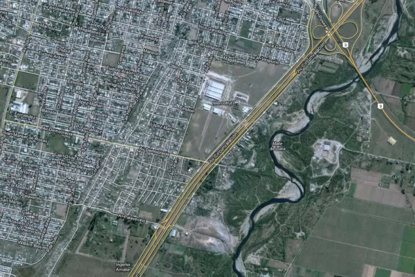 Lo hallaron en la cama con una nena de 4 años