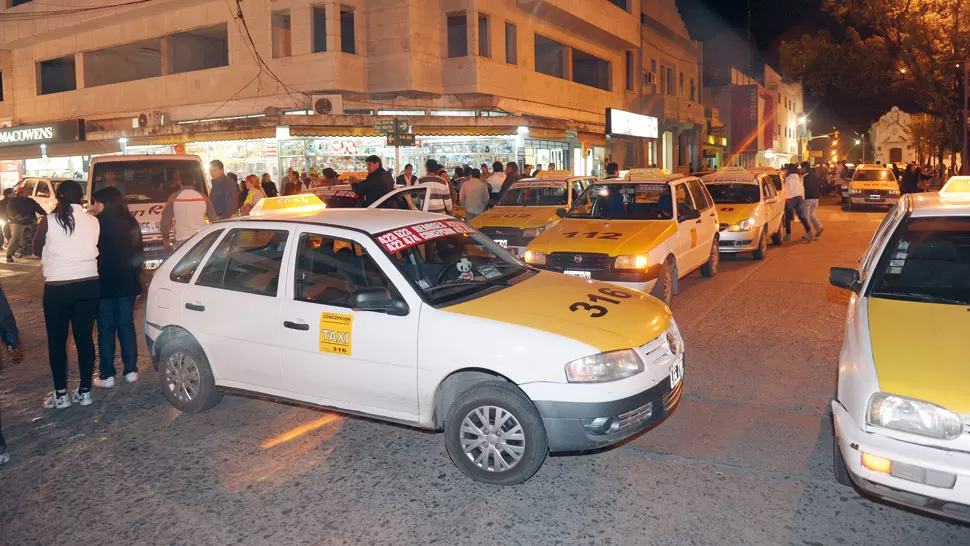 BLOQUEO EN LA PERLA DEL SUR. Los taxistas cortaron el tránsito anoche. LA GACETA / FOTO DE OSVALDO RIPOLL