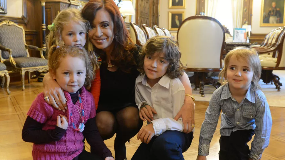 PARA EL RECUERDO. Cristina recibió la visita de varios niños ayer, entre ellos Mara y Agustín. TELAM