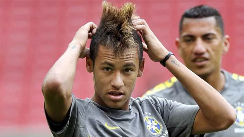 ORIGINAL. Neymar se caracteriza por lucir peinados fuera de lo común. FOTO TOMADA DE SPORT.ES