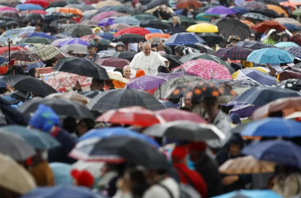 LA IMAGEN LO DICE TODO. El Papa no dejó de saludar a los fieles reunidos en la plaza de San Pedro. REUTERS 