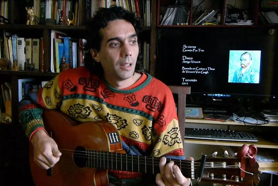 INSPIRACIÓN. Germán Paz toca la guitarra delante de un monitor en el que aparece el autorretrato de Van Gogh, un artista cuya actitud lo inspira. FOTO RICARDO REINOSO