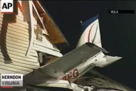 Una avioneta se incrustó en el techo de un edificio