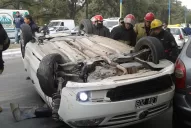 Un auto chocó y quedó ruedas para arriba