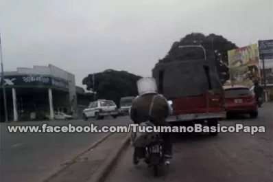 A falta de casco para circular en moto, usó una olla