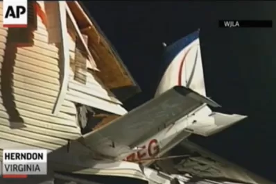 Una avioneta se incrustó en el techo de un edificio