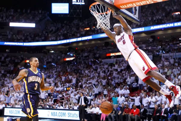 Un inspirado LeBron James deja a Miami a un paso de la final de la NBA