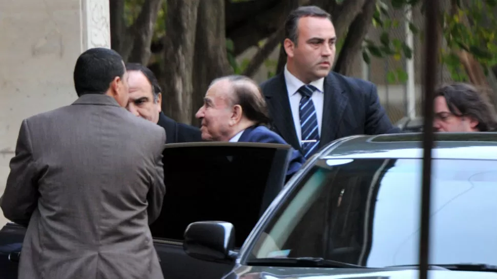 TEMPRANO. Carlos Menem llegó esta mañana a los tribunales federales de Retiro. TÉLAM