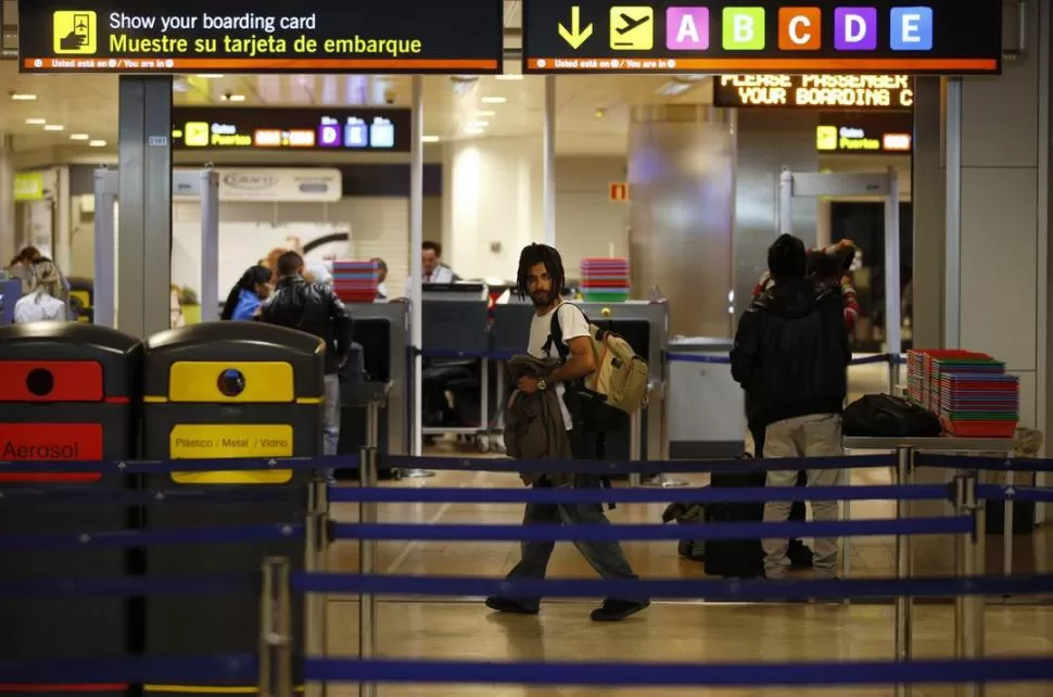 LA PUERTA DE EUROPA El aeropuerto de Barajas, en Madrid, es el punto de acceso para muchos inmigrantes que buscan nuevas oportunidades. REUTERS (ARCHIVO)