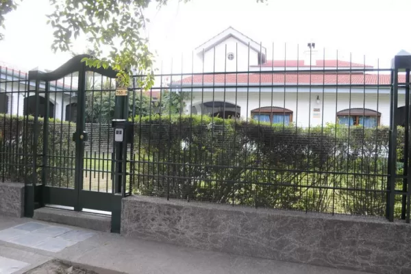 Un ladrón saltó la reja para robar en la casa del ministro de Economía y se llevó $ 1.000
