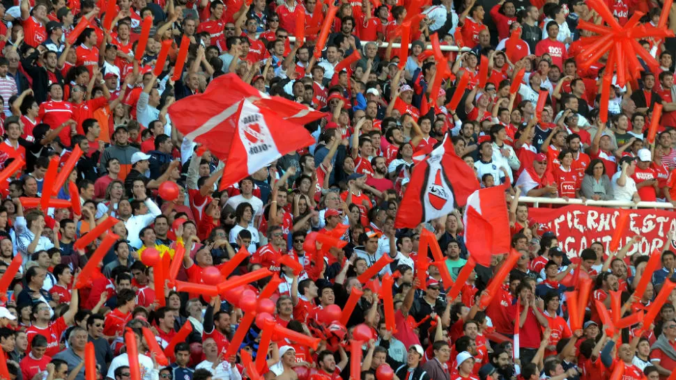 CÁNTICOS. La hinchada de Independiente colmó las tribunas del estadio. TÉLAM