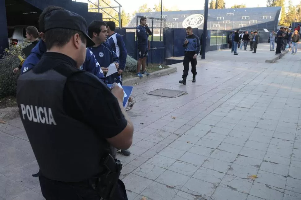 EL LUGAR DE LOS HECHOS. Un oficial de la policía mendocina toma nota de lo que sucedió justo en la entrada del estadio Bautista Gargantini, casa de Independiente y donde los barras hicieron lo que quisieron. 