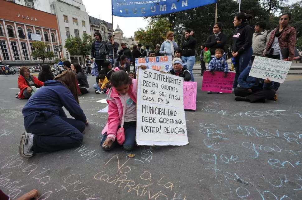 EN PLAZA INDEPENDENCIA. Alumnos, padres y docentes protestaron. LA GACETA / FOTO DE OSCAR FERRONATO