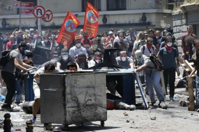 Reprimen a miles de opositores al premier Erdogan