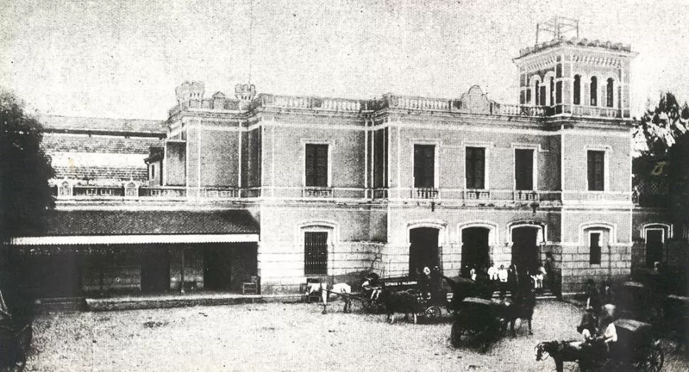 LA PRIMERA ESTACIÓN. La central de San Martín y Marco Avellaneda, a donde llegó el tren en 1876, en una foto de comienzos del siglo XX. LA GACETA / ARCHIVO