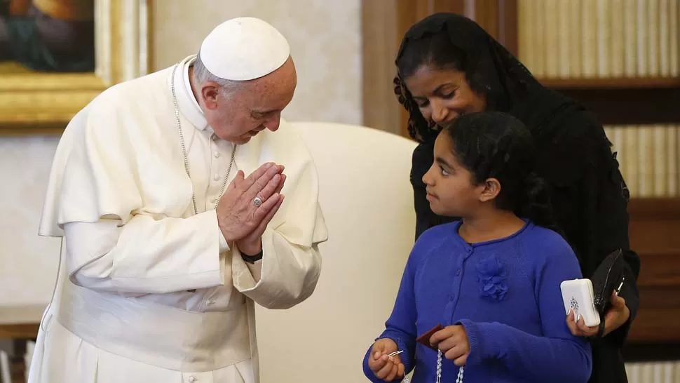 VISITA. El Papa saluda a Rita y Ligia Fonseca, hija y esposa del presidente de Cabo Verde. REUTERS