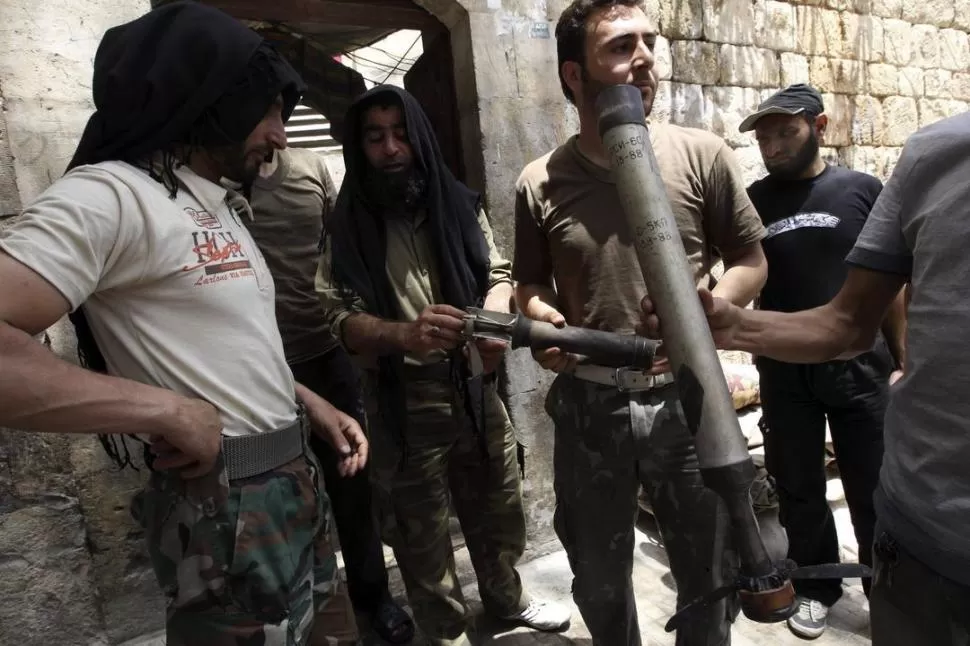 RESTOS DE MISILES. Rebeldes muestran el material usado por el Ejército sirio. REUTERS
