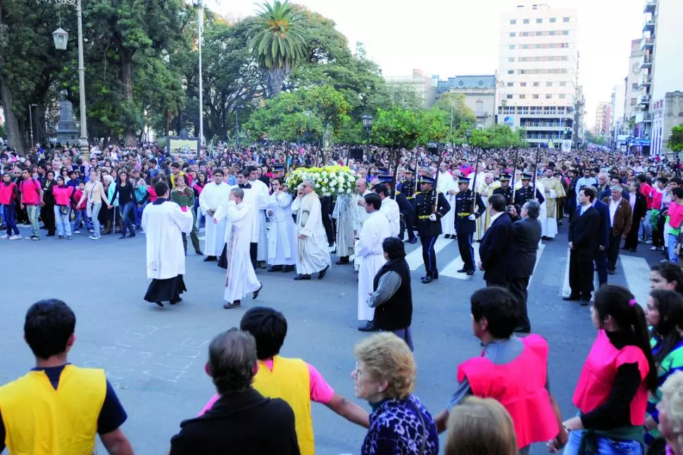PROCESIÓN. La manifestación de fe partió con el Santísimo Sacramento y fue seguida por una multitud. LA GACETA / FOTO DE ANALIA JARAMILLO 