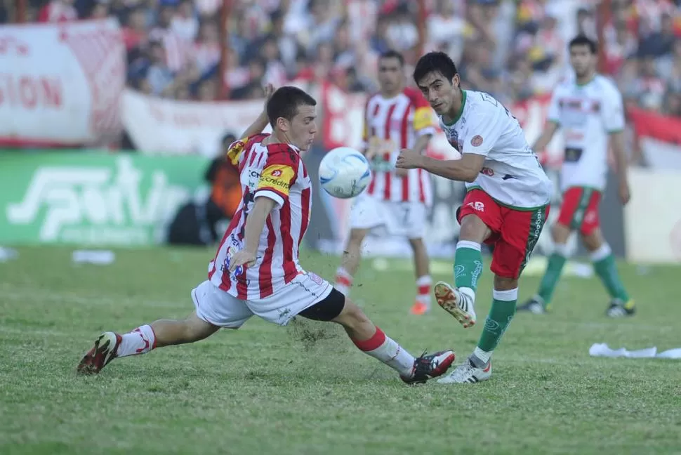 UN PULPO. Augusto Max volvió a demostrar que atraviesa un gran momento futbolístico. Acá en la marca de Acosta. 