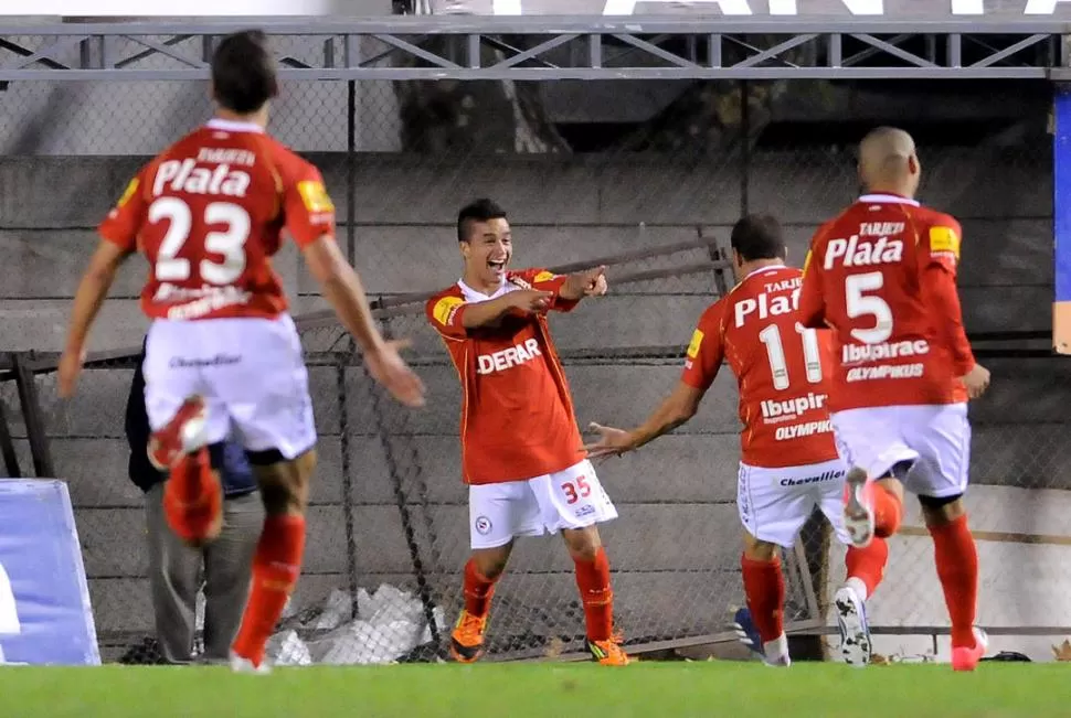 EL PIBE 1O. Rodrigo Gómez la rompió y  festejó su gol con el equipo luego de una gran jugada del tucu Pablo Hernández. DYN