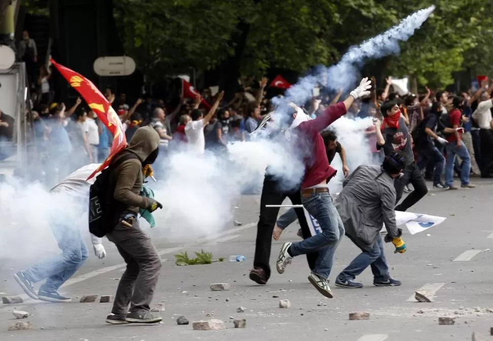 EN ANKARA. Miles de jóvenes repitieron ayer el enfrentamiento con la Policía, en la capital de Turquía. REUTERS
