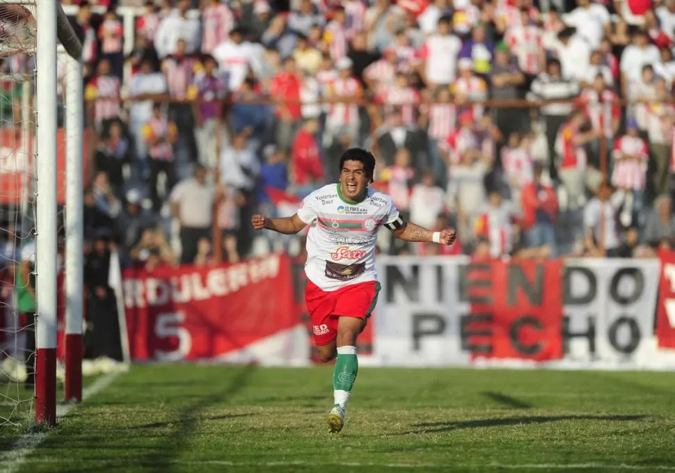 NO ALCANZO. Juan Paz festeja uno de los dos goles que marcó y que no impidieron la derrota del expreso verde. 