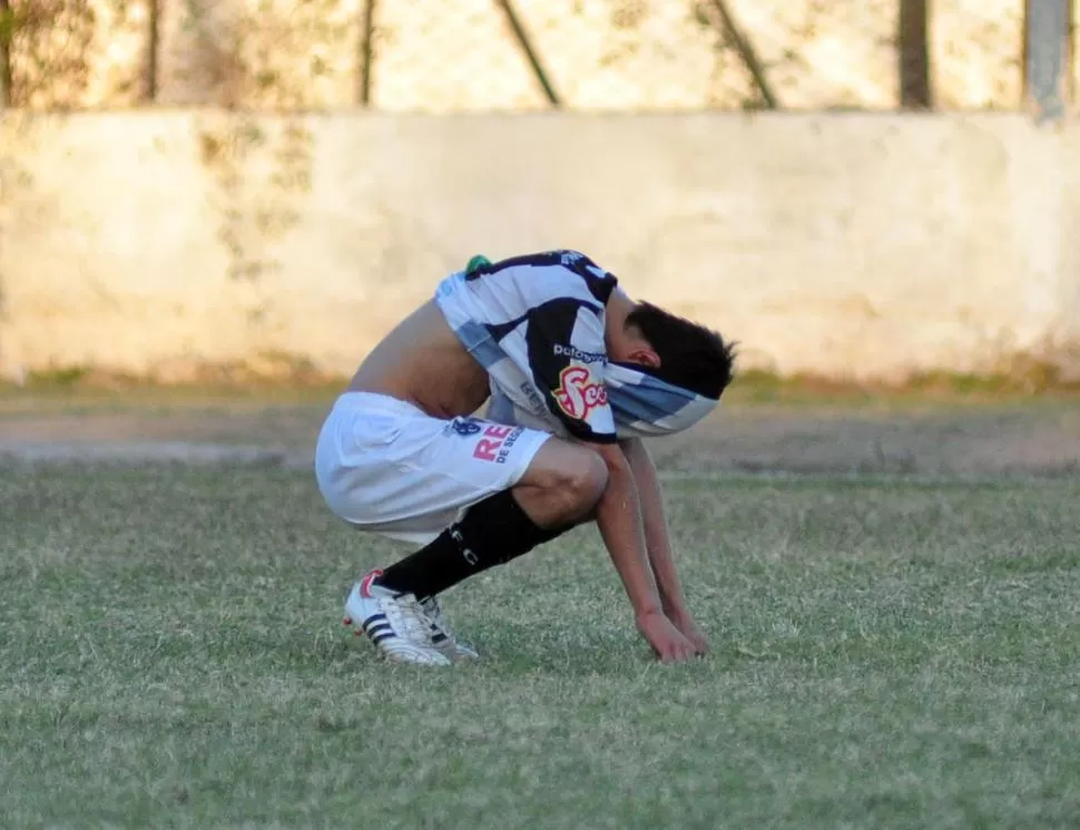 SIN EXPLICACIONES. Ni bien terminó el partido, Rodríguez cubrió su rostro con la camiseta; el juvenil no pudo digerir la caída.  GENTILEZA FOTO DEL DIARIO PANORAMA 