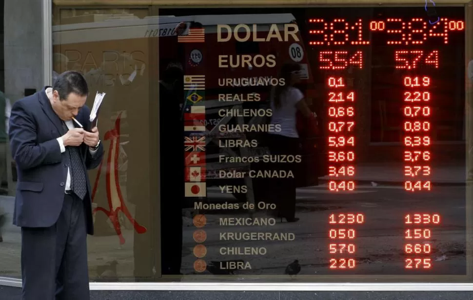 COBRA FUERZA. El dólar oficial repunta en las pizarras de las agencias de cambio de la city porteña. DYN
